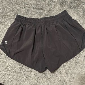 lululemon hotty hot 2.5” short